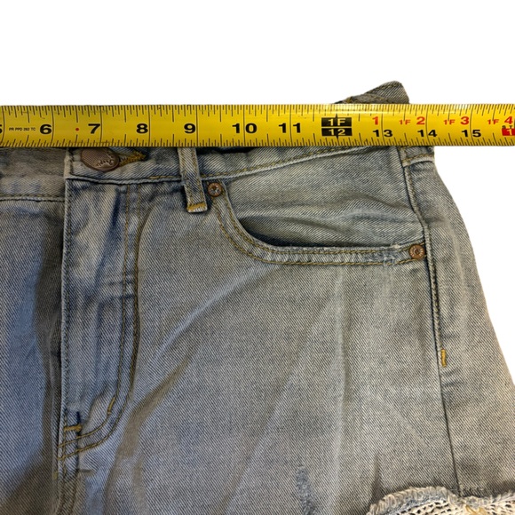 Free People Cut Off Denim‎ Booty Shorts with Frills Size 26 Waist (US 2) - Picture 8 of 9